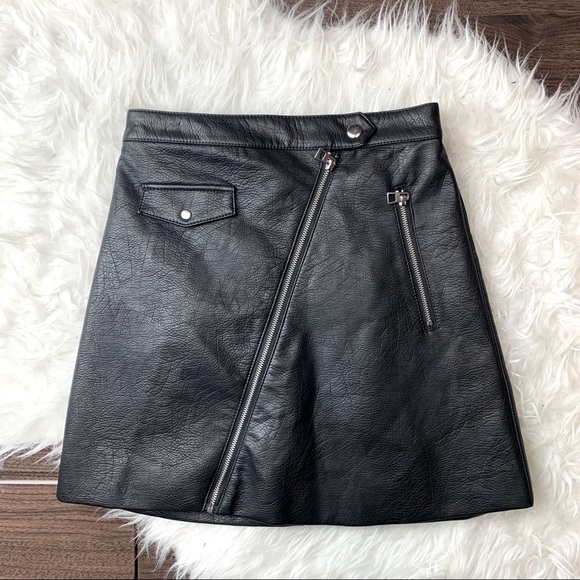 H&M Dresses & Skirts - 🌵H&M Black Vegan Leather Silver Zipper Skirt